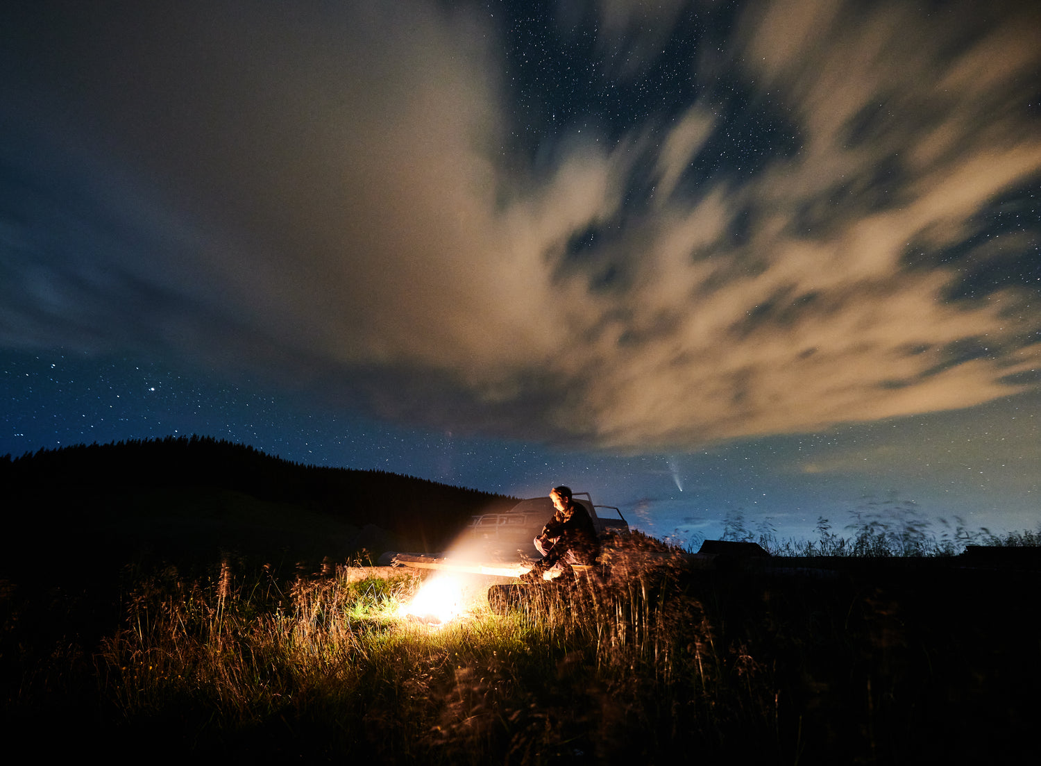 man-is-sitting-near-bonfire-mountains-evening.jpg__PID:35b900f2-674f-4695-b87d-89416edced56